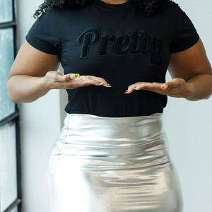 Camiseta de chenilla negra sólida para mujer, ropa de hermandad, letras bordadas, algodón, estilo universitario griego, moda. - Product Image 4