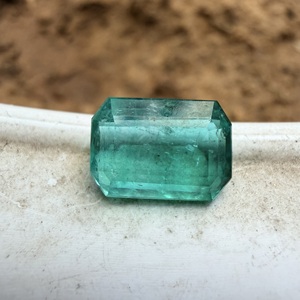 Émeraude naturelle de qualité supérieure du Zambie, 3,04 carats, vert intense, pierre facettée non montée pour la fabrication de bijoux - Product Image 1