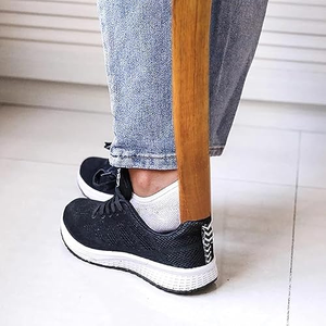 Chausse-pied en bois naturel à long manche, aide à l'enfilage des chaussures avec boucle de suspension pour la maison, l'hôtel et l'usage quotidien - Product Image 4