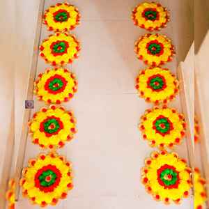 Colección AARNA, Portavelas Decorativo Hecho a Mano Estilo Art Deco, Flores Artificiales, Decoración Metálica Ecológica para Festivales Indios - Product Image 2