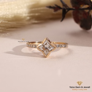 Bague en or jaune massif 14 carats avec diamant CVD de laboratoire taille Lily de 1,00 carat, sertie en clos floral, couleur E, clarté VS1, certifiée IGI, pour elle - Product Image 1