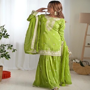 Conjunto de Kurta Sharara Bordada Chinon VASTRA COTTAGE con Borde de Encaje y Dupatta, Atuendo Étnico para Mujer, Ideal para Fiestas - Product Image 1