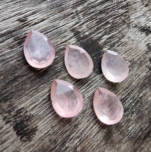 Cuarzo rosa natural tallado en forma de pera para la fabricación de joyas, hecho a mano en India, calidad AAA - Product Image 4