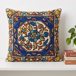 Kashmiri crewel ปลอกหมอนอิงปักลาย-เหรียญแปดเหลี่ยมสีครีมและโคบอลต์สีน้ำเงิน - Product Image 2