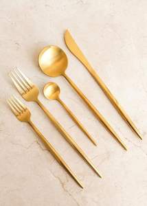 Un ensemble de couverts et de vaisselle de table élégants, conçus pour ajouter une touche d'élégance instantanée aux tables de fête - Product Image 6