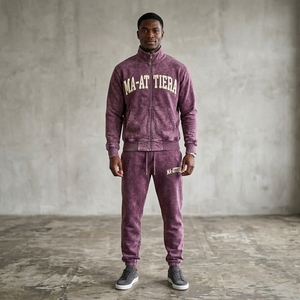 Ensemble de survêtement pour homme bordeaux délavé à l'acide avec veste zippée brodée et pantalon de jogging – Style streetwear, sportswear, activewear, décontracté - Product Image 1