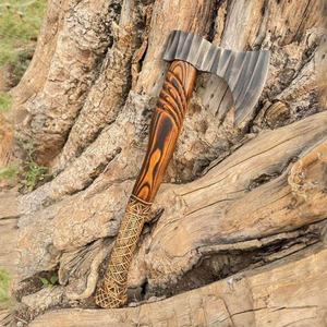 Hache Viking à double lame gravée personnalisable SCL, très vendue, avec fourreau en cuir et bois, lame en acier carbone 45 pour la survie et le camping - Product Image 1