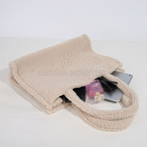 Bolsa de Felpa Ligera y Acogedora, Bolso Tote Suave y Cómodo, Amplio, para Llevar al Hombro, para Compras Diarias, Viajes, Estilo Casual - Product Image 2