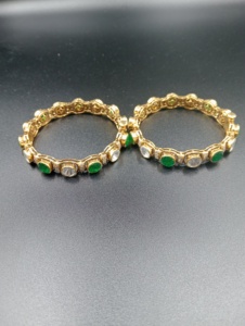 Conjunto de brazaletes de aleación chapados en oro con cristal verde y engaste de bisel de diamantes de imitación para mujer, joyería de estilo clásico, regalo. - Product Image 6