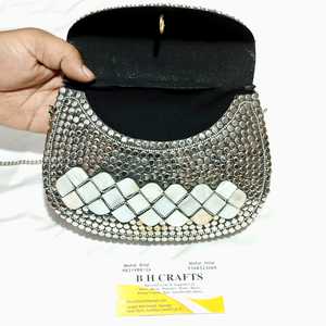 Pochette élégante et intemporelle pour femme avec une touche contemporaine, ornée d'accents scintillants, en vente - Product Image 2