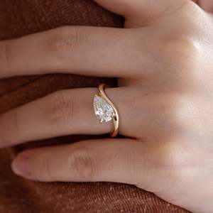 Anillo de Oro Amarillo Sólido de 14K con Diamante Cultivado en Laboratorio de 2 Quilates con Corte de Pera, Certificado por IGI, para Mujer, Diseño de Lujo con Ondas Orientales y Occidentales - Product Image 1