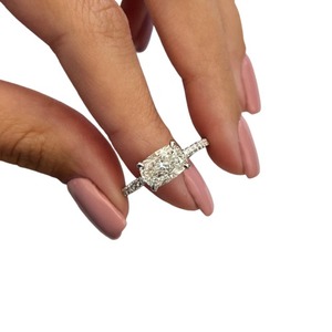 Anillo de compromiso de lujo de oro de 18 quilates con diamante de laboratorio de 2 quilates de corte cojín alargado de oriente a oeste, halo oculto y banda pavé para fiesta de bodas - Product Image 1