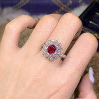 Bague en or 18 carats avec rubis naturel non chauffé de couleur sang de pigeon certifié AIGS de 1,27 carat, sertie de 48 diamants sud-africains, halo floral, gemme fine
