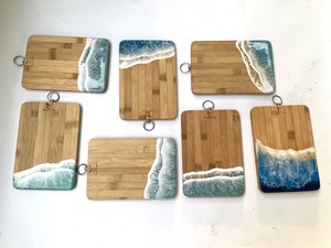 Bandeja de Servir de Madera con Formas Variadas y Asa de Resina con Diseño de Olas Oceánicas, Acabado Lacado, Apta para Alimentos, Uso Residencial - Product Image 4