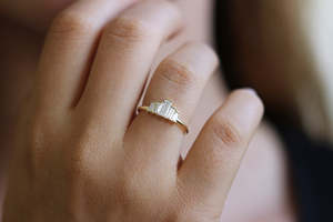 Anillo de compromiso de oro macizo de 14 quilates con diamante de corte esmeralda para mujer, estilo clásico, piedra cultivada en laboratorio con certificación IGI - Product Image 6