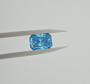 พลอยสังเคราะห์สีน้ำเงินเข้มแบบแฟนซีเจียระไนด้วยเลเซอร์ น้ำหนัก 1 กะรัต ได้รับการรับรองจาก IGI ผลิตในห้องปฏิบัติการด้วยวิธี CVD HPHT ความสะอาดระดับ VS1 สำหรับงานหมั้น - Product Image 4