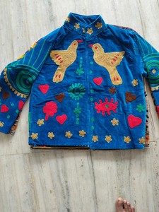 Veste en velours brodée Suzani artisanale indienne pour femme, motif floral bohème ethnique, manteau d'hiver fait main, vêtement d'extérieur de créateur en gros pour femme - Product Image 2