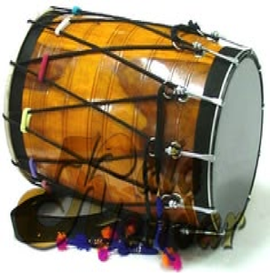 Dholak en bois sculpté à la main, finition naturelle légère, avec chevilles de réglage en laiton et bords noirs, disponible à prix de gros. - Product Image 3