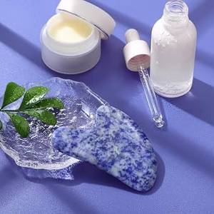 Planche de massage Gua Sha en résine et cire d'abeille faite à la main, forme ronde, pour le visage et le cou, durable - Product Image 4