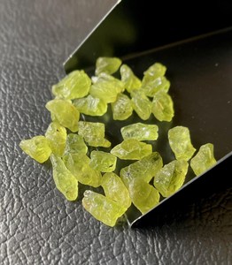 Cristales de Peridoto en Bruto, Piedra Preciosa Verde Natural, Piedra de Nacimiento de Agosto, para Fabricación de Joyas, Suministro al por Mayor - Product Image 2