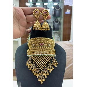Ensemble collier et boucles d'oreilles en laiton plaqué or de qualité supérieure, élégant et tendance, pour femmes, pour les occasions de mariage. - Product Image 1