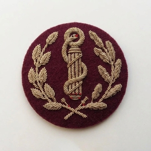 Badges brodés à la main de haute qualité, fabriqués sur mesure avec logo personnalisé, fabrication directe d'usine. - Product Image 1