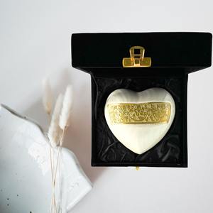 Urna Conmemorativa para Cenizas de Humanos y Mascotas, Pequeño Recuerdo/Urna para Compartir Cenizas Grabada en Níquel y Esmalte Blanco Marfil - Product Image 5