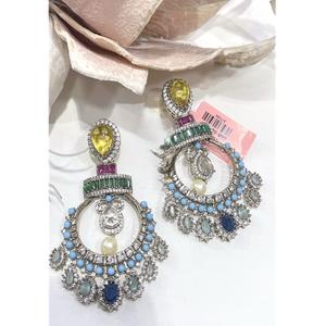 Pendientes de circonita de la mejor calidad con un hermoso acabado plateado para mujeres y niñas, ideales para looks de noche y fiestas. - Product Image 1