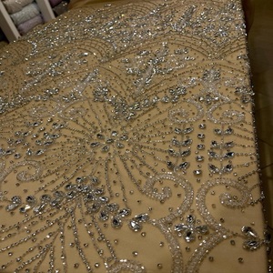 ผ้าปักลูกปัดเพทายคุณภาพสูง ผ้าลูกไม้ทำมือ 100% โพลีเอสเตอร์ สำหรับชุดราตรี ชุดแต่งงาน ชุดงานเลี้ยง และเครื่องแต่งกาย - Product Image 1