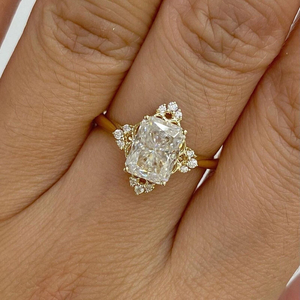 Bague de fiançailles et de mariage style victorien avec diamant de laboratoire 3.15 carats taille radiant, plaqué or 14K, halo en filigrane vintage et grappe - Product Image 1