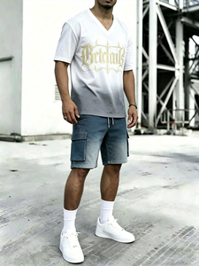 Conjunto de 2 Piezas de Ropa Urbana para Hombre: Camiseta con Cuello en V y Estampado de Letras Góticas en Degradado Blanco y Gris y Pantalones Cortos Cargo de Mezclilla - Product Image 4