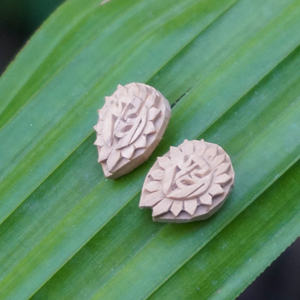 Boucles d'oreilles clous en bois sculpté Radha et Tulsi, faites à la main, avec sertissage clos, bijoux ethniques spirituels, pour cadeau, mode unisexe, vente en gros - Product Image 3