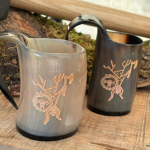 Taza de Cuerno de Buey Tallada a Mano con Base de Madera de Guerrero Nórdico y Personalización Gratuita - Product Image 1