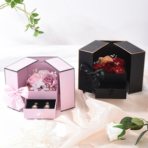 Boîte cadeau à bijoux rose avec fleurs et ruban, emballage rigide haut de gamme pour le rangement des colliers - Product Image 2