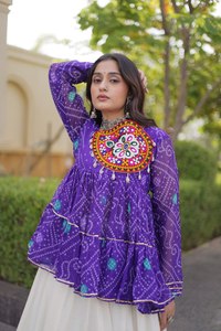Lehenga Choli blanc de créateur en faux Georgette, longueur ras du sol, coupe trapèze, broderie, sequins miroir et travail de point de chaînette, pour Navratri 2026 - Product Image 4