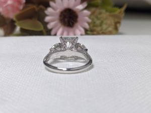 แหวนหมั้นเพชรโมอิสซาไนต์สามเม็ด ทองคำขาว/ทองเหลือง/ทองชมพู 14K แท้ น้ำหนัก 3.70 กะรัต ทรงเรเดียนท์คัท แบบวินเทจ ประดับเพชรแบบหนามเตย สำหรับผู้หญิง - Product Image 2