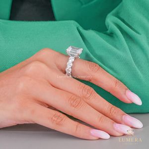 แหวนเพชรทรงเอเมอรัลด์คัทคุณภาพพรีเมียม แหวนทอง 14k ประดับเพชรรอบด้านแบบพาเว่ ตัวเรือนแบบยูคัทพรอง ห้าวงแหวนซ่อนแบบฮาโล สไตล์วินเทจ - Product Image 4