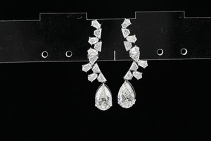 Pendientes colgantes de diamantes talla pera en oro blanco con corte escudo y diamantes de acento personalizados, pendientes de lujo llamativos para novia - Product Image 2