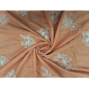Tissu en coton tissé brodé floral couleur terre cuite, respirant et léger, pour filles, avec fleurs en fil blanc, rouge-terreux et brun. - Product Image 1