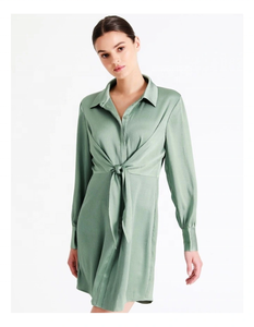 Robe en satin élégante et décontractée au look chic, silhouette ajustable, design évasé, écologique, prête pour l'été - Product Image 4