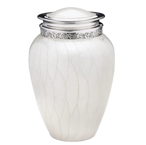 Urne de crémation pour adultes faite à la main émail blanc fini bande de ruban gravé couvercle urne en métal pour fournitures funéraires urne au prix de gros - Product Image 1