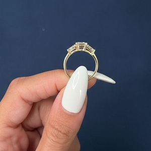 Anillo de Diamante con Certificado IGI, Corte Esmeralda de 2.20ct, Anillo de Compromiso de Oro Blanco con Diamante Cultivado en Laboratorio, VVS2 F - Product Image 4