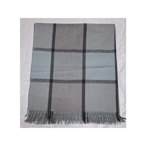 Manta de lana suave premium con diseño de cuadros a cuadros y color huevo de pato para un confort cálido y acogedor en invierno - Product Image 1