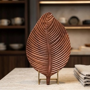 Assiettes en bois en forme de feuille, élégantes et naturelles, pour servir des collations, des fruits et une présentation de table raffinée à la maison, au café et lors d'événements. - Product Image 5