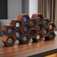 Boîte de présentation de montres en bois avec éclairage LED et intérieur à motif fibre de carbone par AYAANS