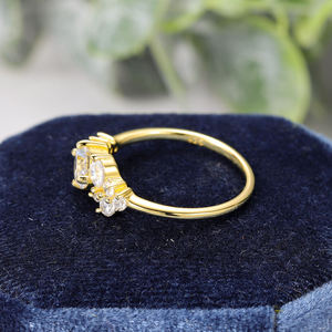 Bague de fiançailles classique unisexe en argent 925 plaqué rhodium, or jaune, moissanite, trois pierres, taille brillant, sertie à griffes - Product Image 4