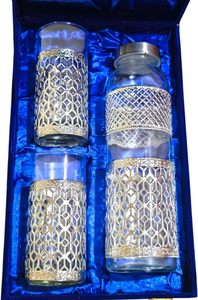 Ensemble artisanal de bouteille en verre plaqué argent et de deux verres à boire avec un travail de gravure Jaal complexe, en métal argenté oxydé - Product Image 3