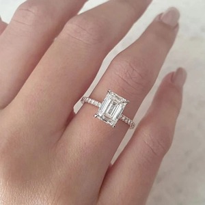 Anillo de Compromiso de Oro de Dos Tonos de 14K con Diamante Cultivado en Laboratorio de Corte Esmeralda de 3 Ct, Halo Oculto y Media Eternidad con Banda a Juego - Product Image 3