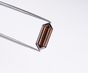 Anillos con Diamante Cultivado en Laboratorio de Color Marrón Fantasía Hexagonal Alargado de 2.03 CT, Certificado IGI, OM GEMS, Gran Venta - Product Image 2