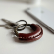 Porte-clés artisanal éco-responsable vintage avec sangle en cuir courbée et bords cousus, en laiton et cuir forgé à la main pour hommes et femmes - Product Image 3